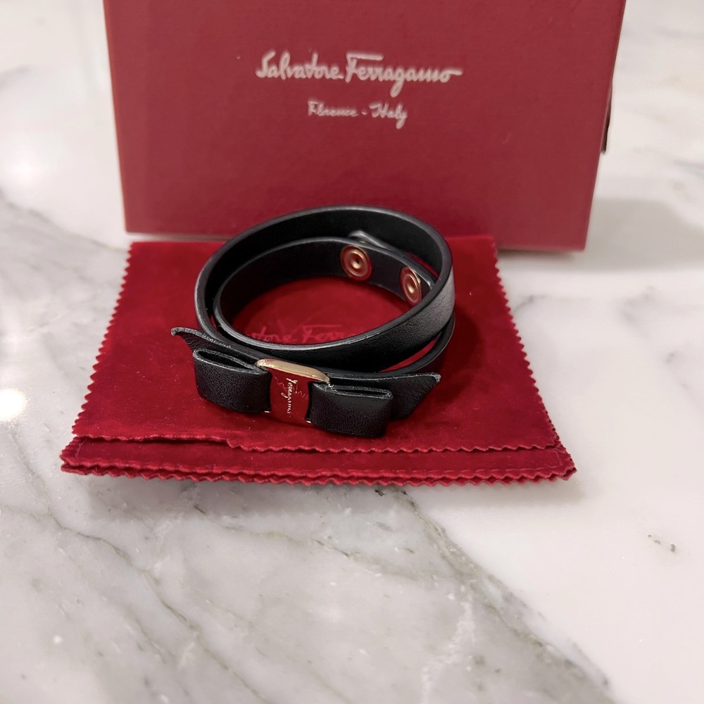 Used Salvatore Ferragamo Vara Bow Adjustable Bracelet Black leather and gold